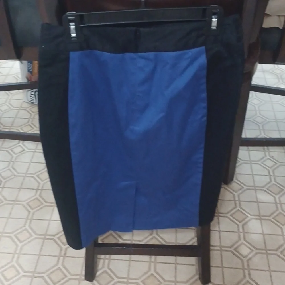 SIZE 6 LIZ CLAIBORNE BLUE AND BLACK SKIRT